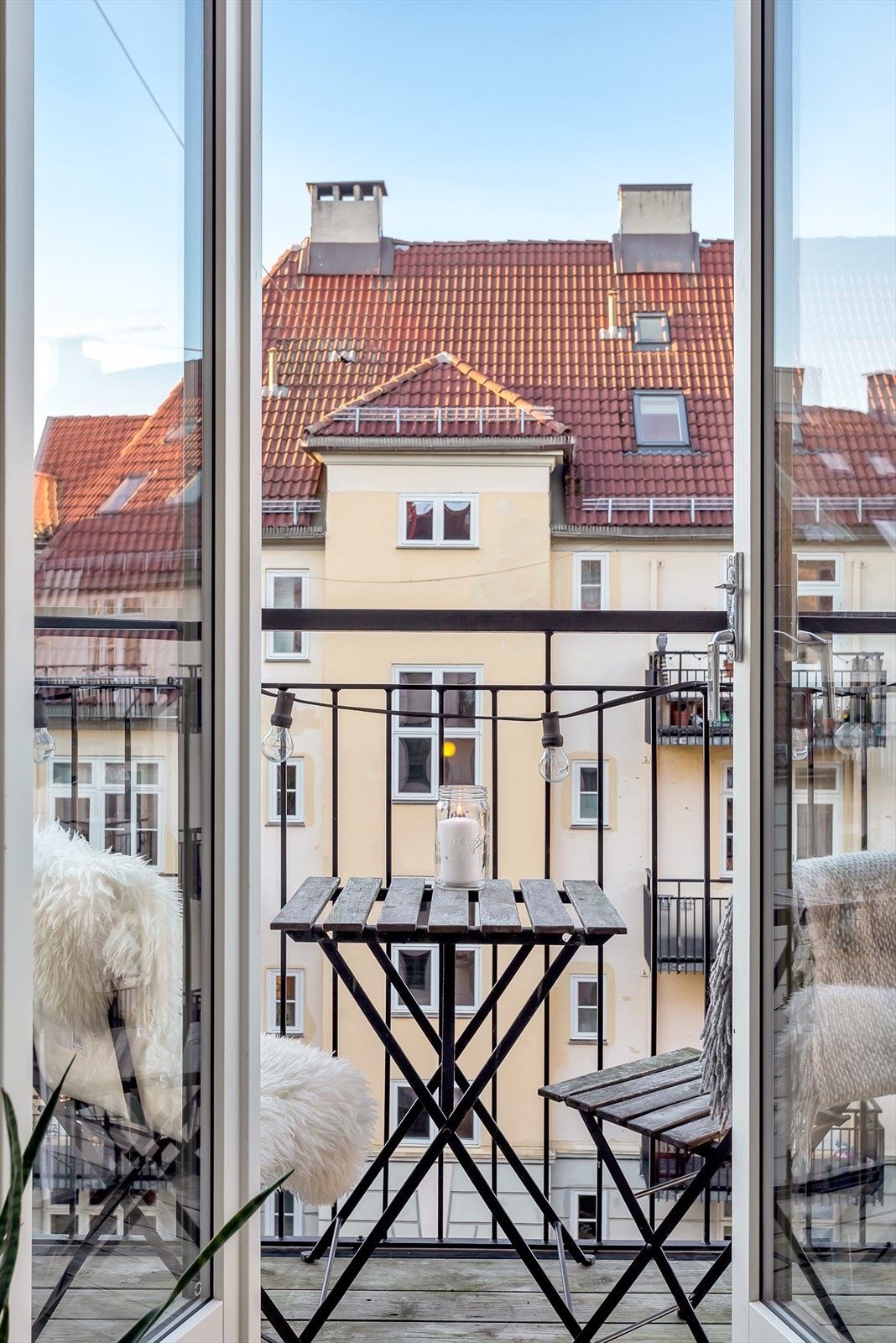 Utgang fra kjøkkenet til vestvendt balkong. Galleribilde