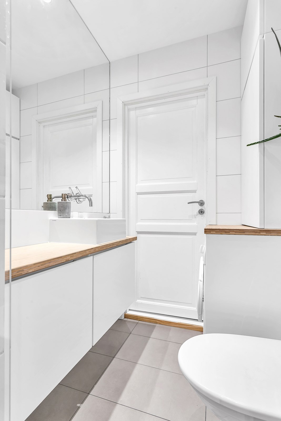 Downlights i himlingen gir godt lys og varmekabler i gulvet sørger for lun varme i rommet. Galleribilde