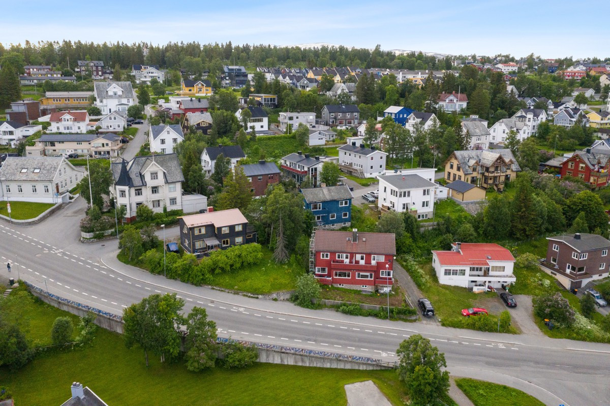 Samlet utgjør eiendommene et "kvartal" sentralt beliggende i Tromsø
