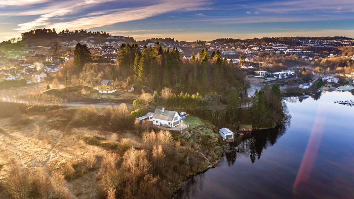 - Eindommen ligger praktfullt til med nydelig utsikt over Nordåsen - Galleribilde