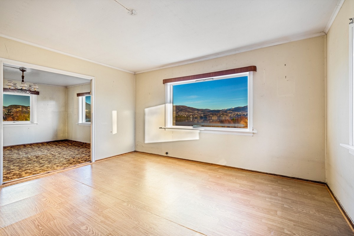 - Spisestue ligger vegg i vegg med stuen, flere av vinduene er skiftet i 2008 - Galleribilde