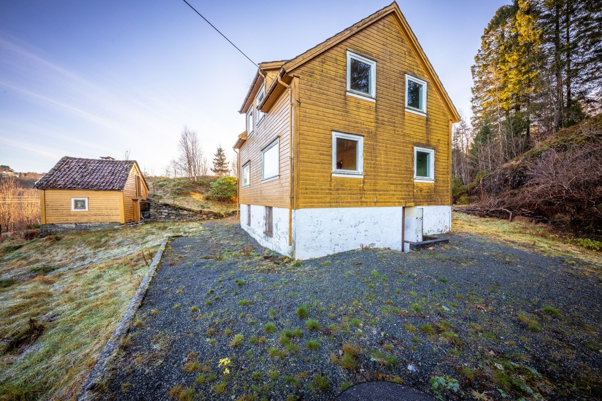 - Bolig med stort potensiale, og et perfekt utgangspunkt for å sette eget preg på huset - Galleribilde