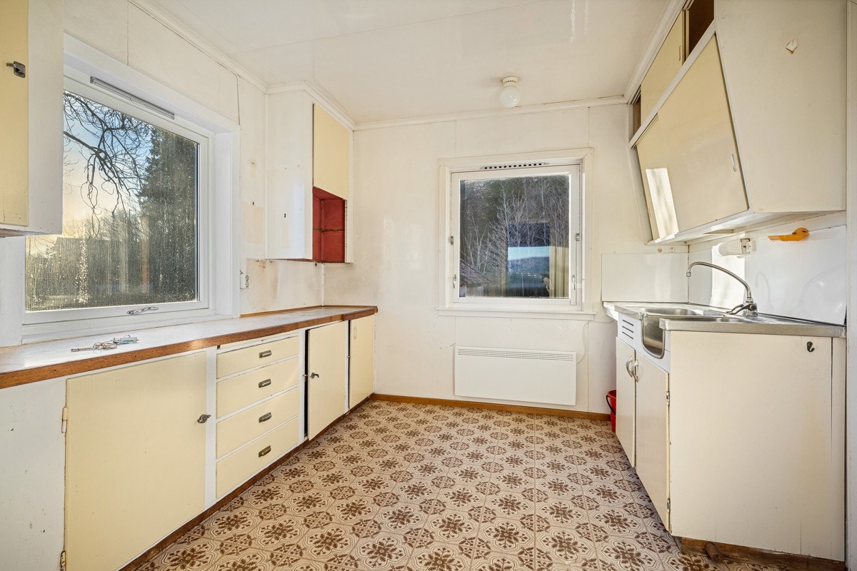 - God størrelse og flere vinduer som gir godt med naturlig lys. Selve kjøkkenet har behov for modernisering - Galleribilde