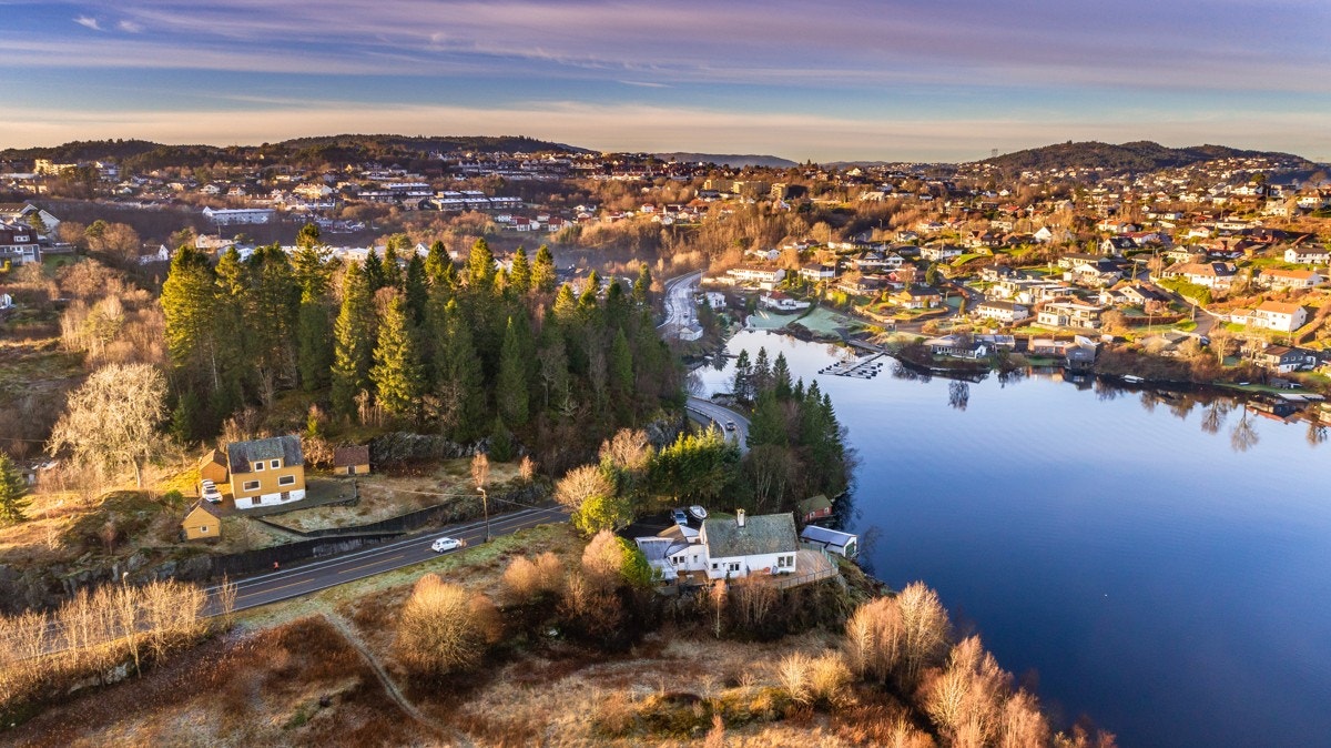 - Stor solrik tomt med gangavstand ned til naust som kan kjøpes med eiendommen - Galleribilde