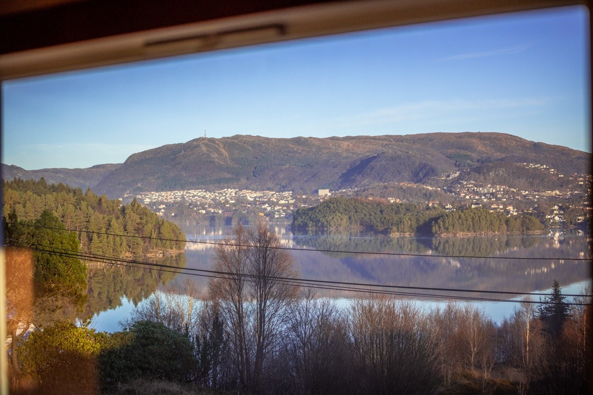 - Upåklagelig utsikt fra stuen ned mot Nordåsen - Galleribilde