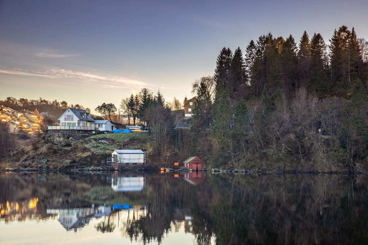 - Med boligen har man mulighet til å kjøpe med naust som ligger rett nedenfor huset - Galleribilde