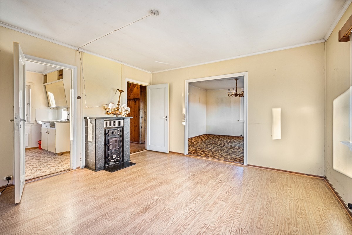 - Fra stuen kommer man videre inn til kjøkkenet i 1.etasje - Galleribilde