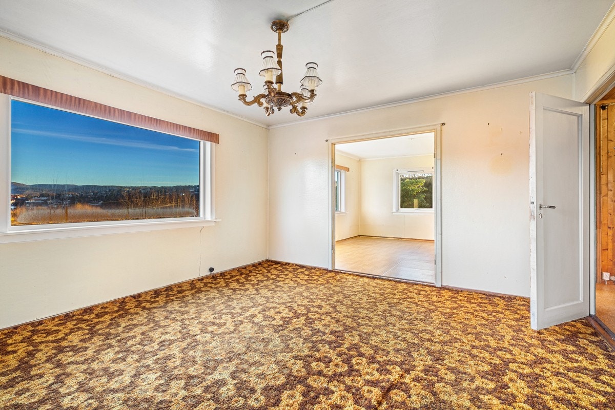 - I første etasje har man to romslige stuer med store vinduer hvor man ser ut over nærområdet - Galleribilde