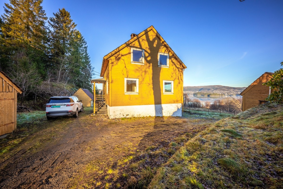 - Det er eksterne utvendige boder med behov for modernisering - Galleribilde