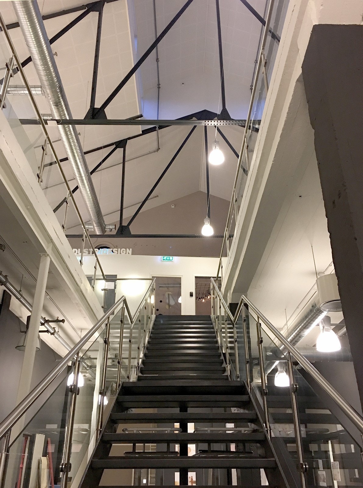 Høyt under taket. Galleribilde