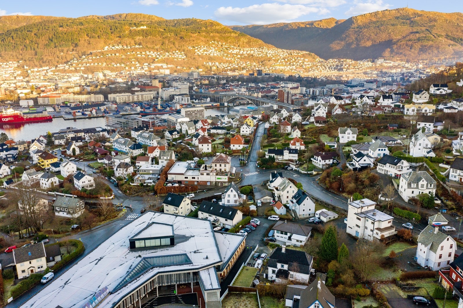 Nye Damsgård barneskolen ligger like ved. Galleribilde