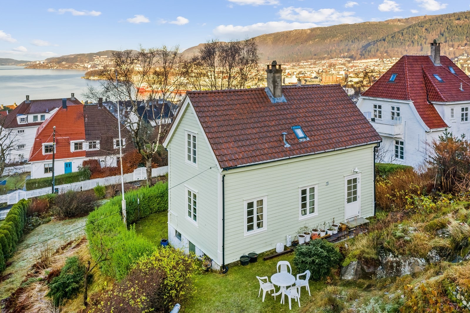 Praktfull utsikt mot Damsgård, Puddefjorden, Byfjorden, Bergen by, Askøy og Meland m.m i horisonten. Galleribilde