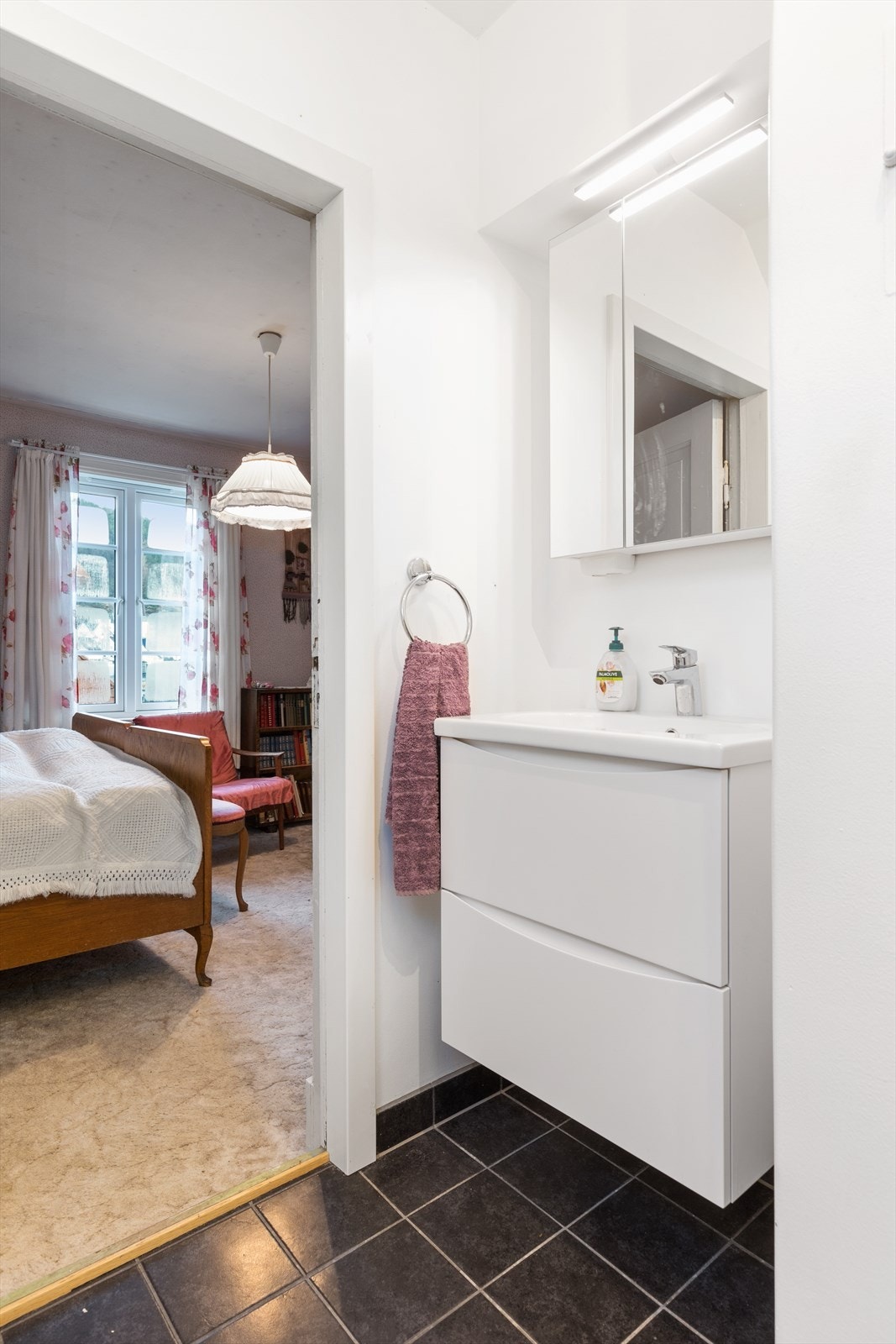 Inngang til badet både fra hovedsoverom og gangen Galleribilde