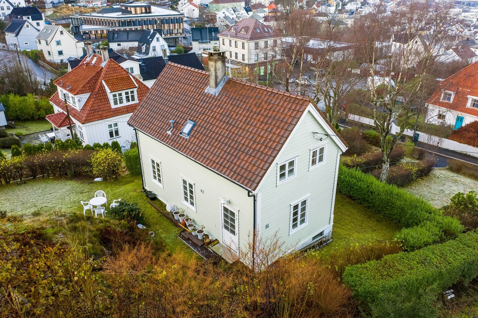 På tomten er det flere fine solrike uteplasser Galleribilde