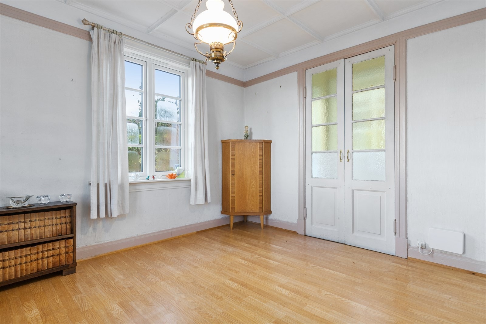 Husets spisestue med tilkomst direkte til husets bakhage Galleribilde