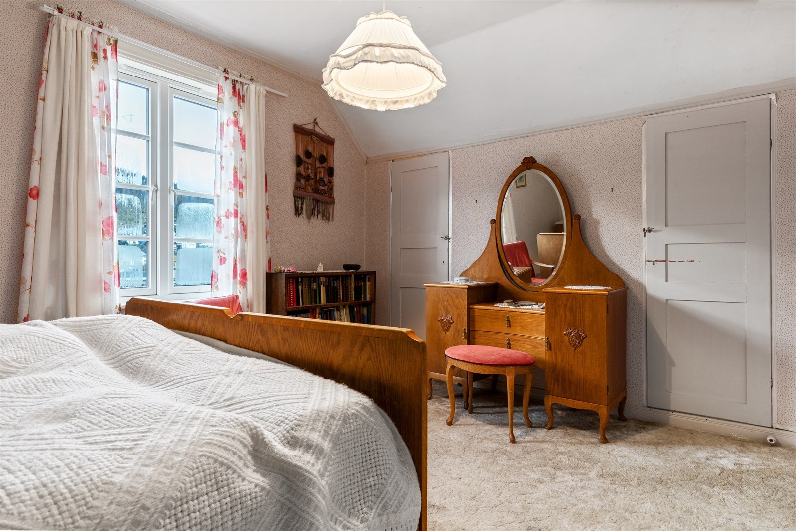 Garderobe/lagringsplass bak innebygde skap. Galleribilde