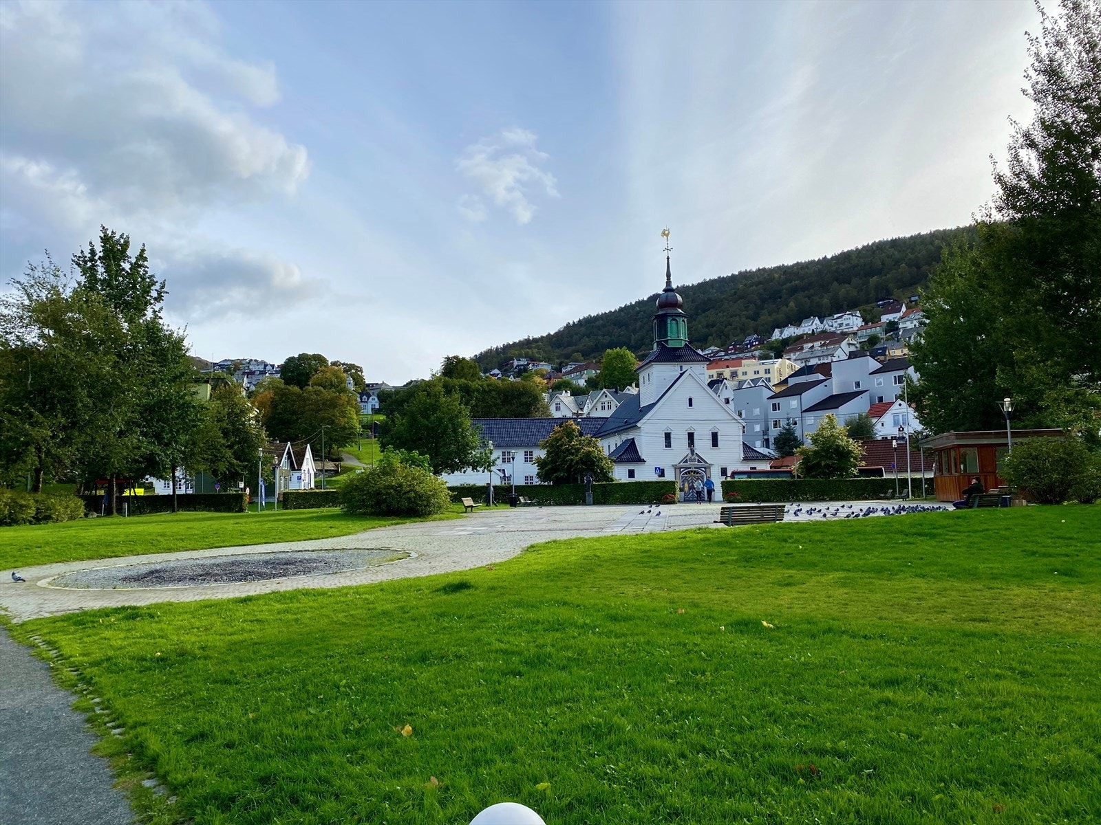 Norges største og mest tradisjonsrike St. Hans feiring finner sted i Kirkebukten på Laksevåg hvert år. Galleribilde