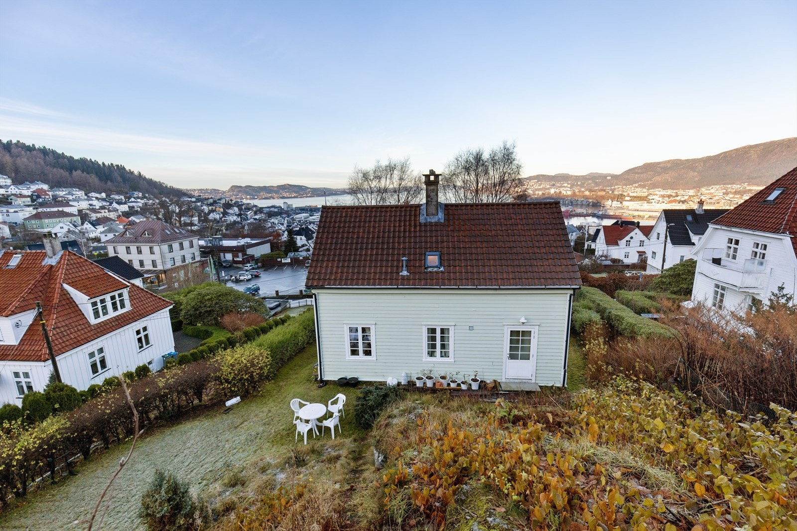 Boligen troner som nesten høyeste punkt på eiendommen, godt tilbaketrukket fra hovedveien Galleribilde