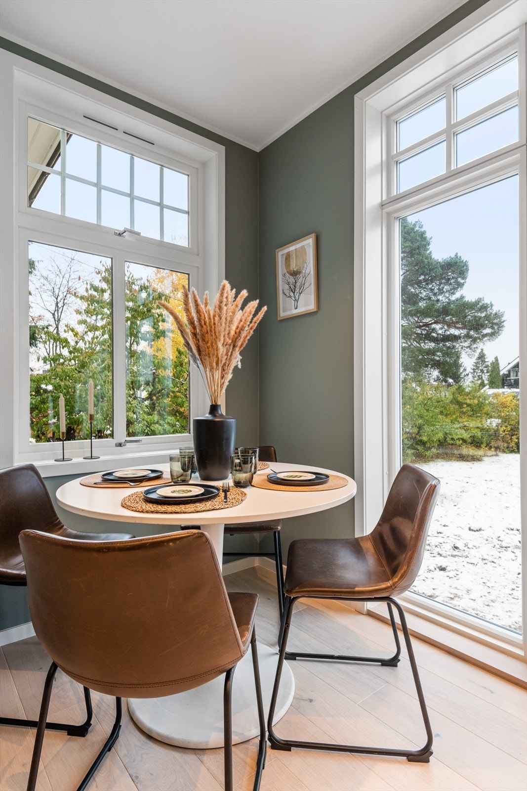 Spiseplass på kjøkken. Galleribilde