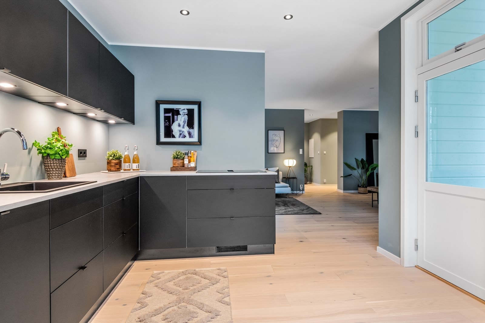 Kjøkken med utgang til markterrasse og hage. Galleribilde