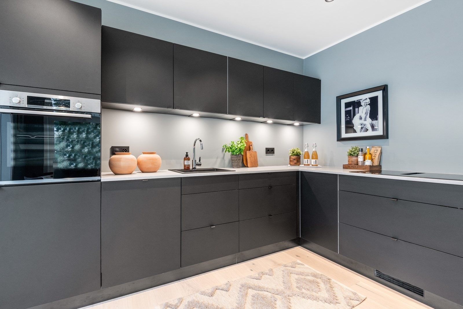 Kvik kjøkken med hvitevarer fra Siemens og Bosch. Galleribilde