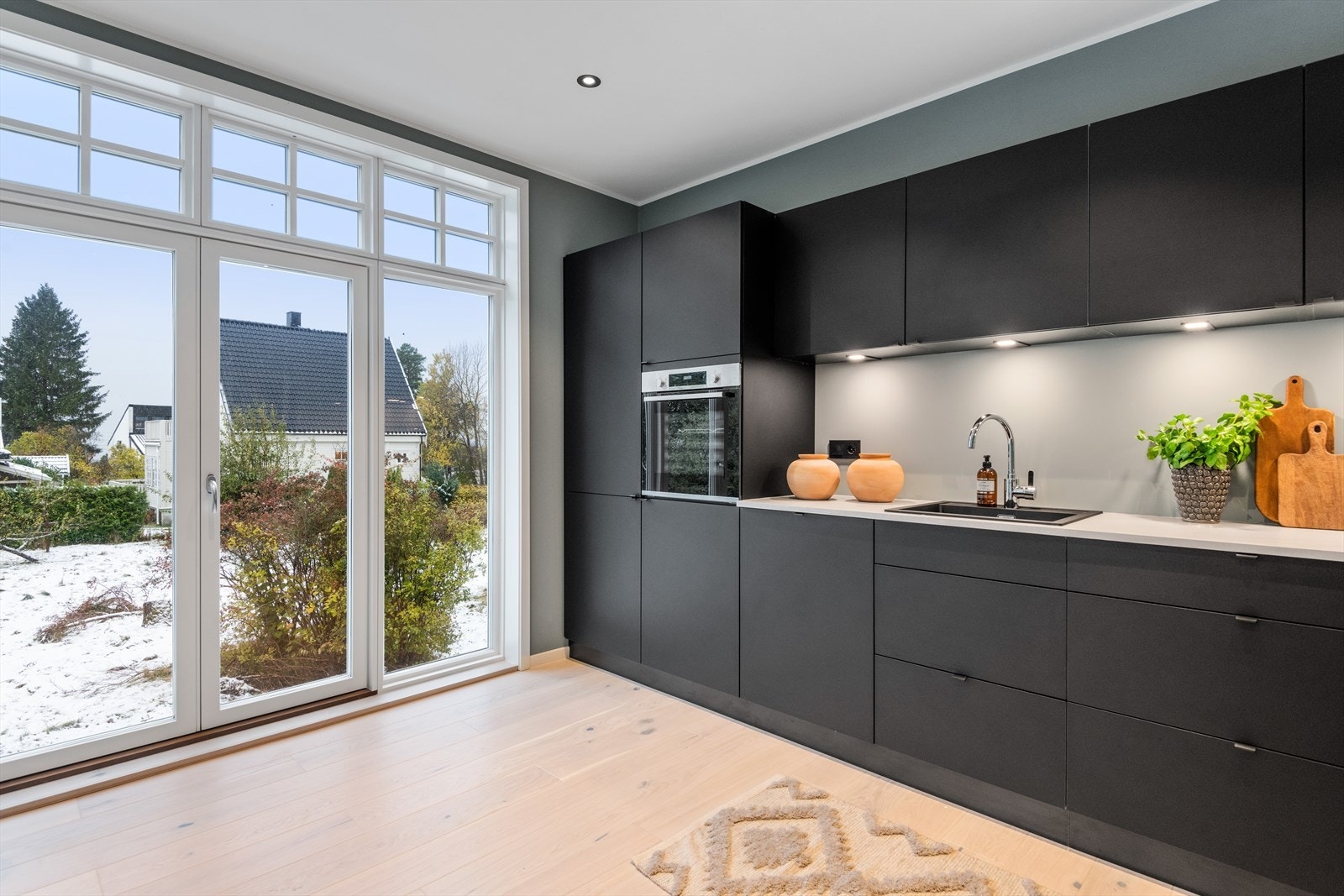 Kjøkken med franskbalkong (utvendig glassrekkverk kommer før overtagelse). Galleribilde