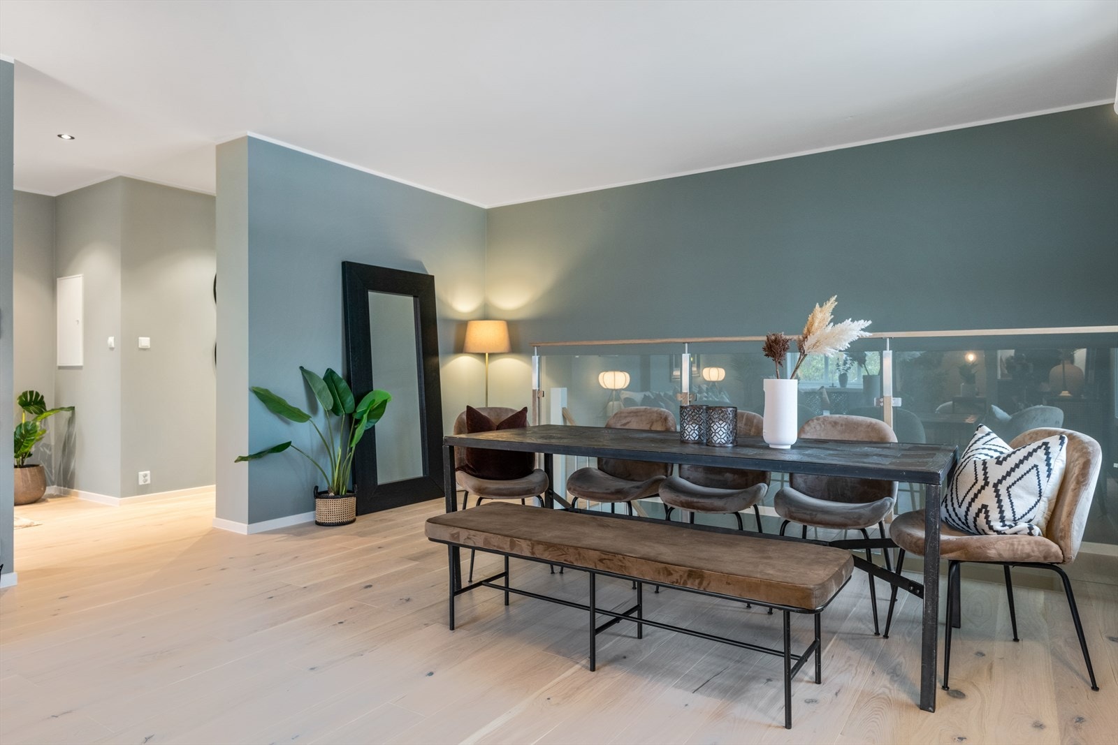 Spiseplass i stue. Galleribilde