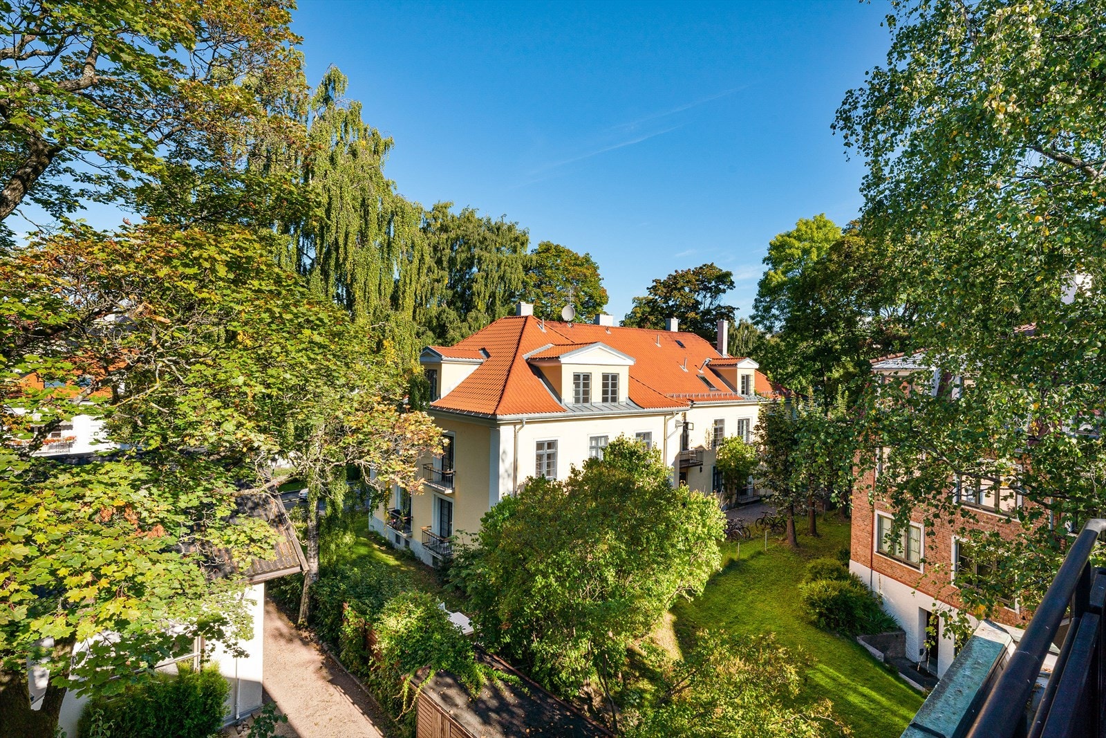 Frodig og åpent utsyn mot nabolaget fra terrassen. Galleribilde