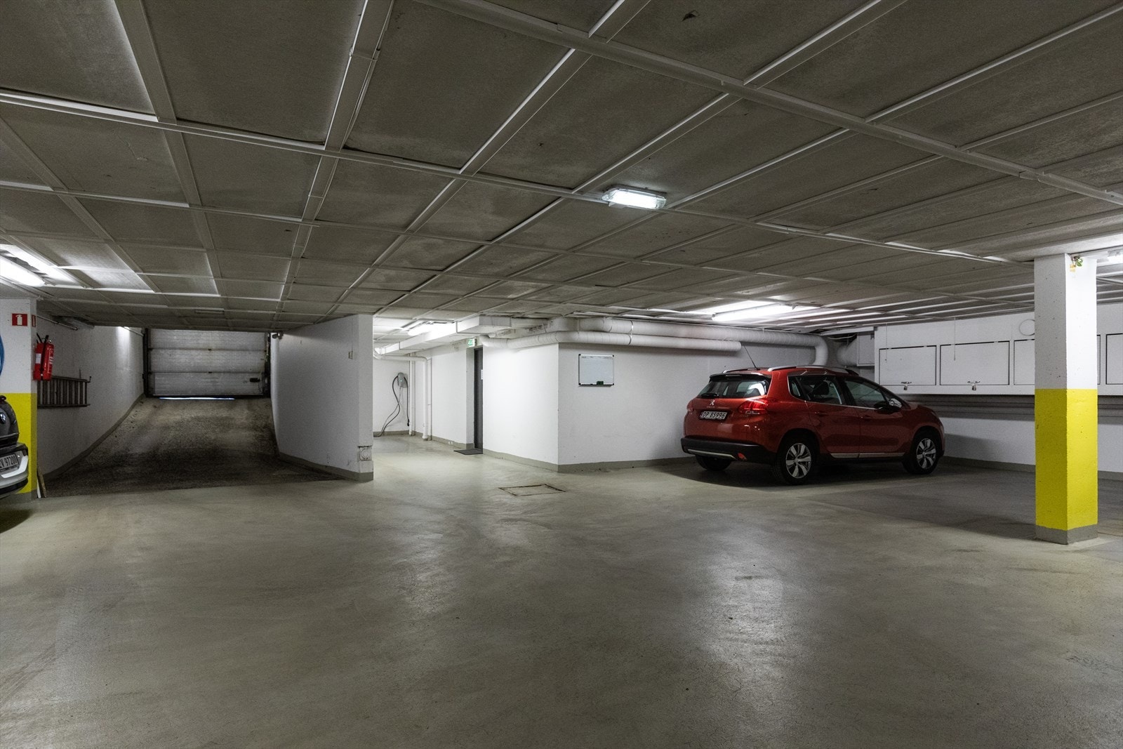 Leiligheten disponerer to biloppstillingsplasser i lukket garasjeanlegg i kjelleren med elektrisk portåpner. Gjesteparkering i gate etter gjeldene bestemmelser i området. Galleribilde