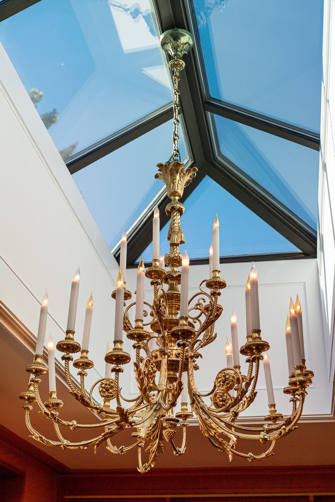 Fantastisk lysekrone som medfølger handelen. Galleribilde