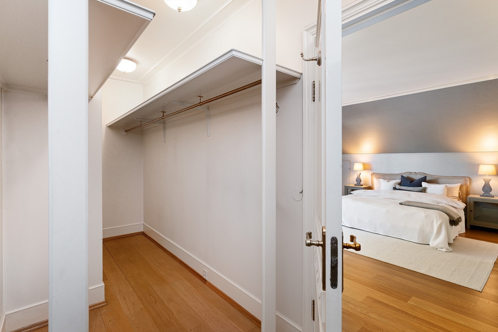 Walk-in-closet. Galleribilde