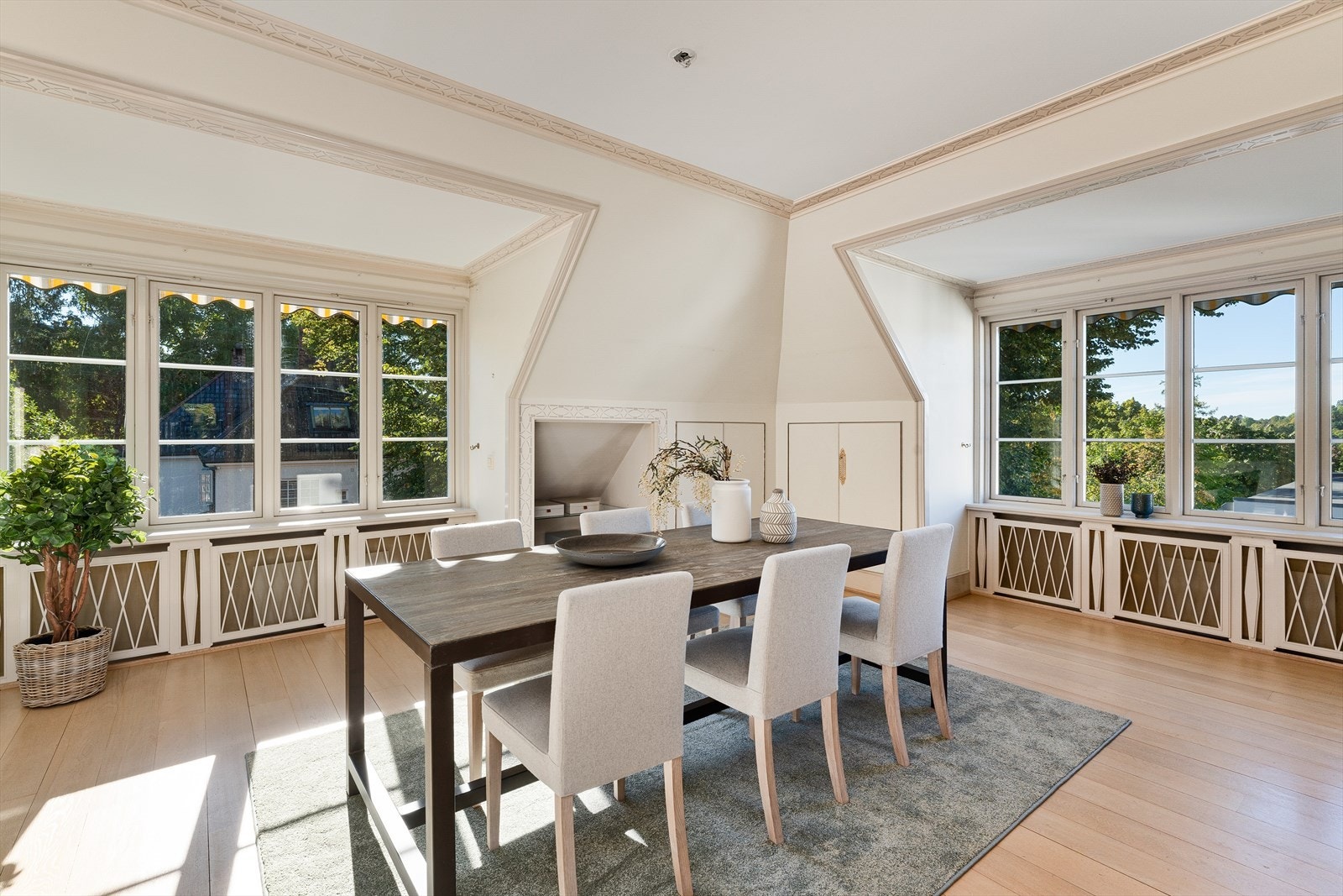 Lys og romslig spisestue. Praktisk oppbevaring i knevegger. Galleribilde