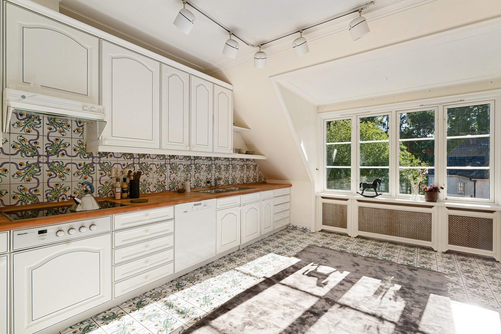 Det er varmekabler i gulvet på kjøkkenet. Elektriske panelovner skjulte bak fronter. Galleribilde