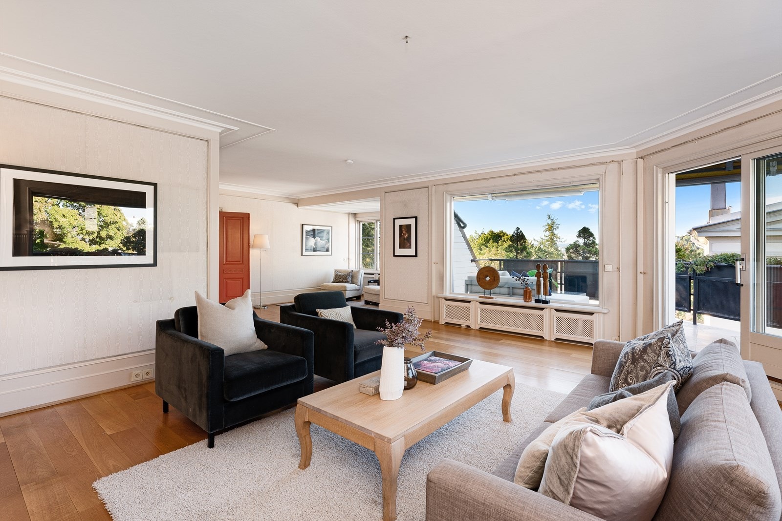 Lys hjørnestue med peis og flere soner. Galleribilde