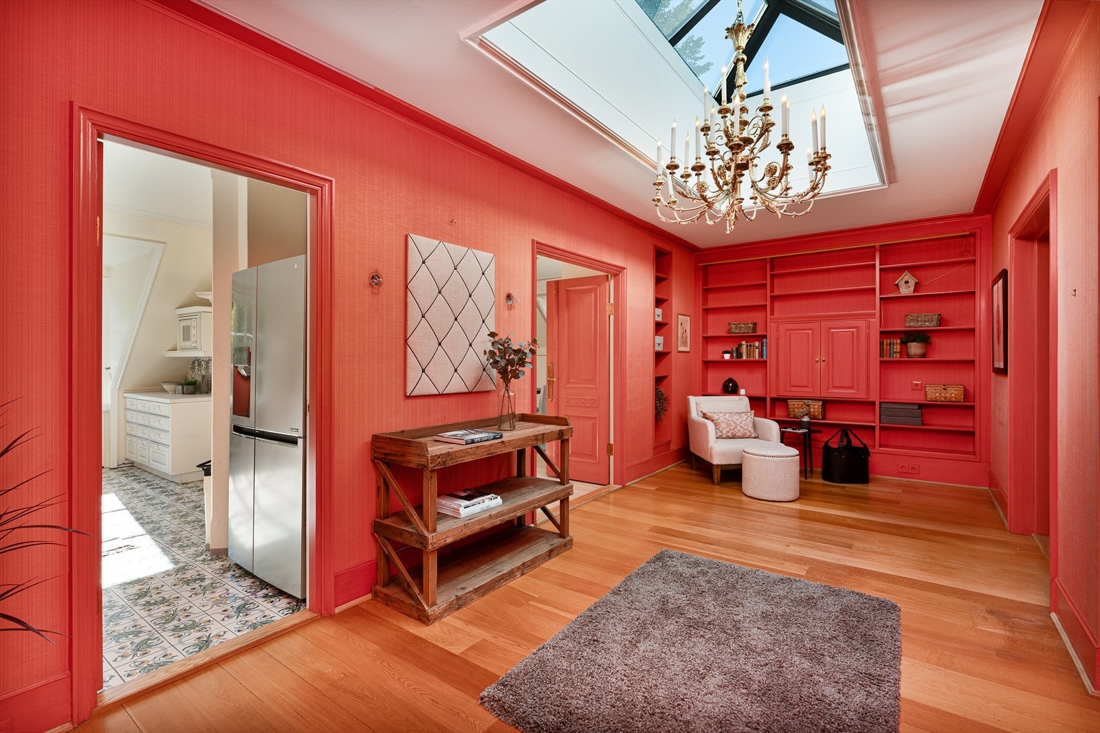 Stor hall med flott overlys. Galleribilde