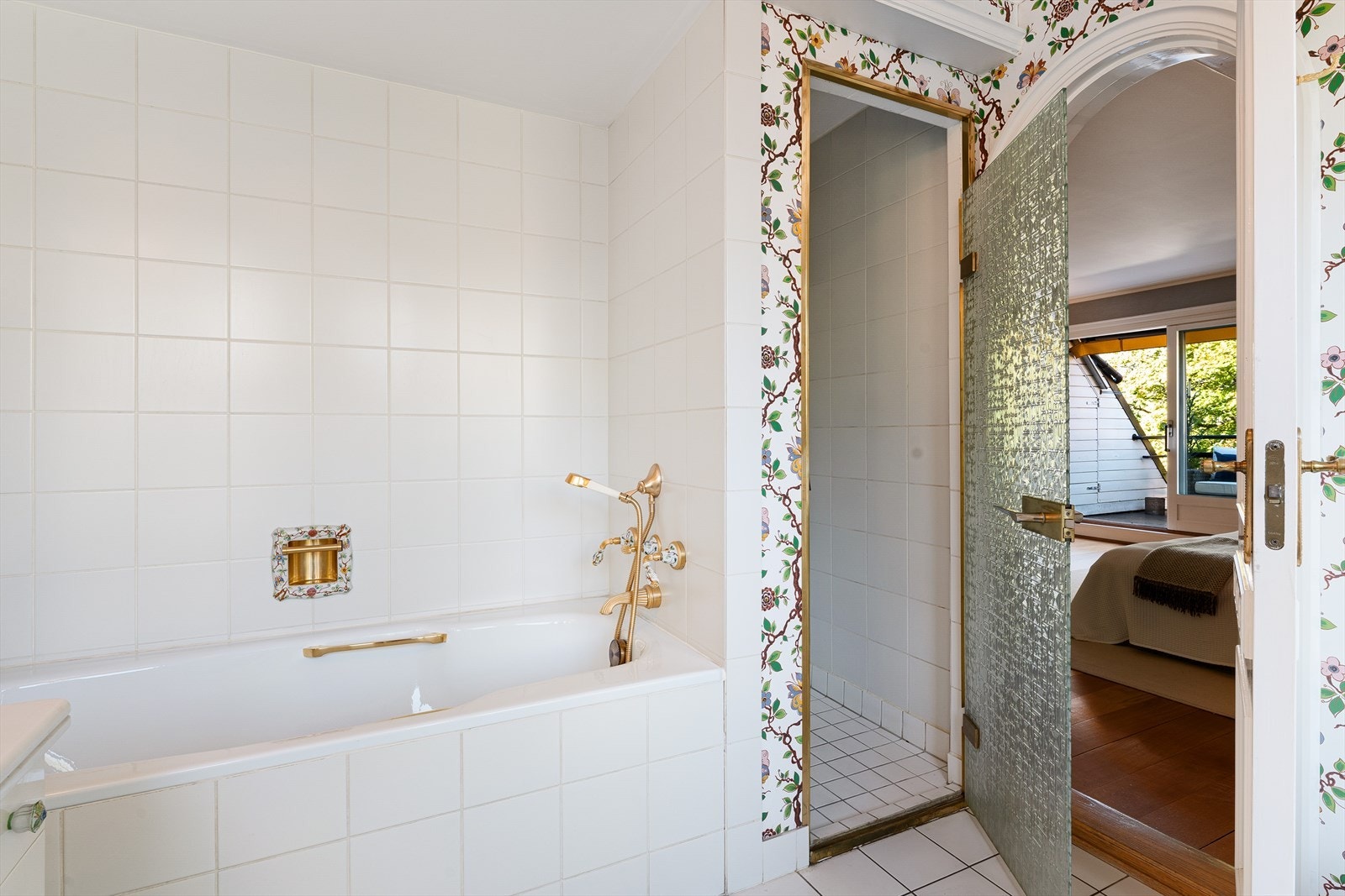 Bad med både badekar og dusjnisje. Galleribilde