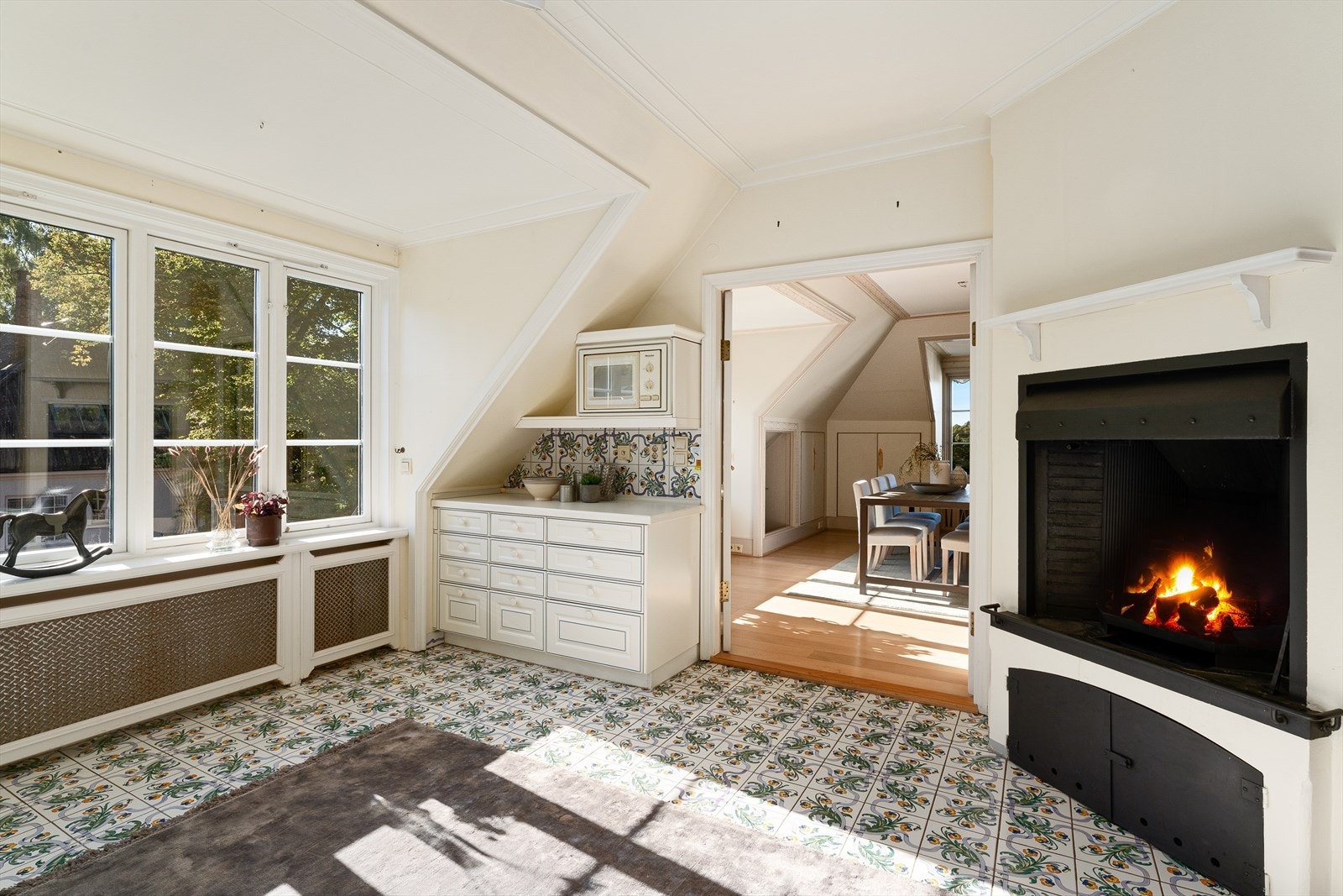 Åpen peis på kjøkkenet. Enkel adkomst til boligens spisestue. Galleribilde