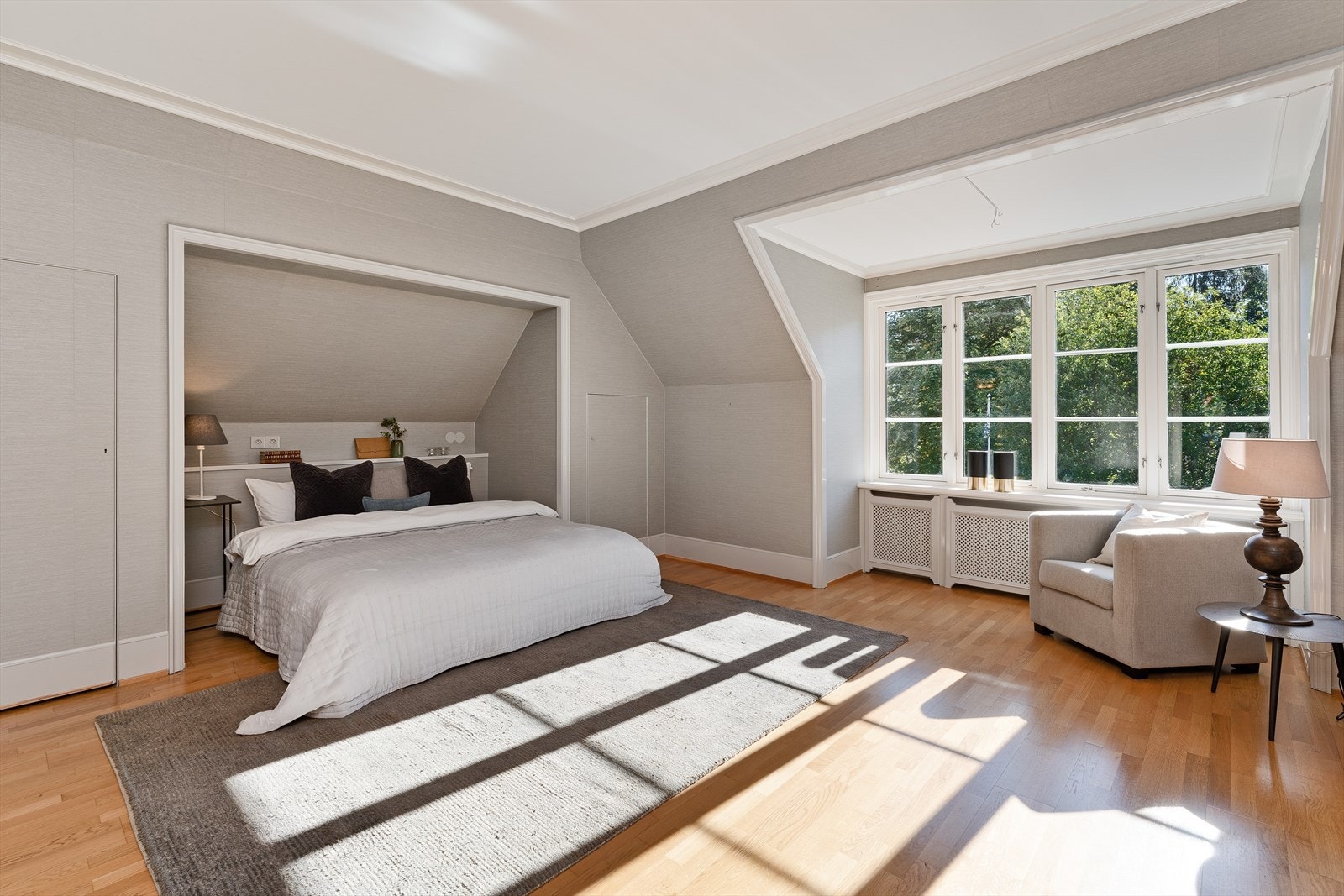 Soverom 2 er også av god størrelse. Her har du eget garderoberom og adkomst til bad. Galleribilde