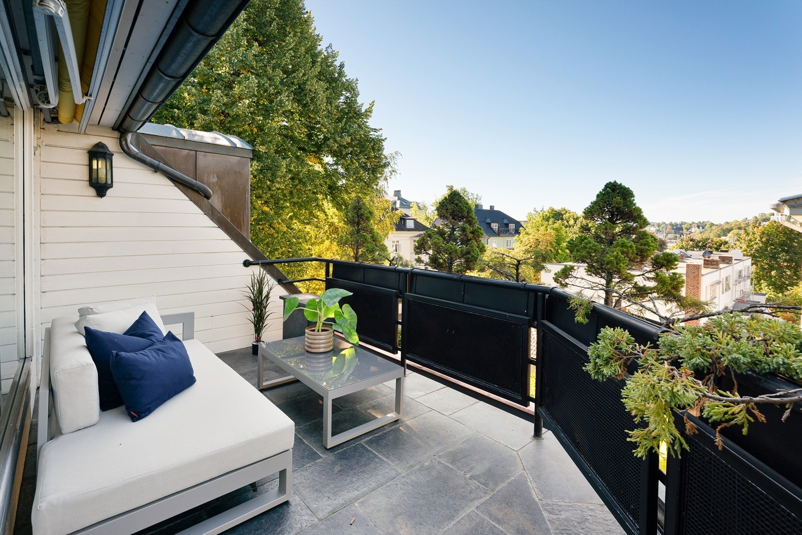 Fra gang til sydvestvendt terrasse på ca. 31 kvm med hyggelig utsikt. Galleribilde