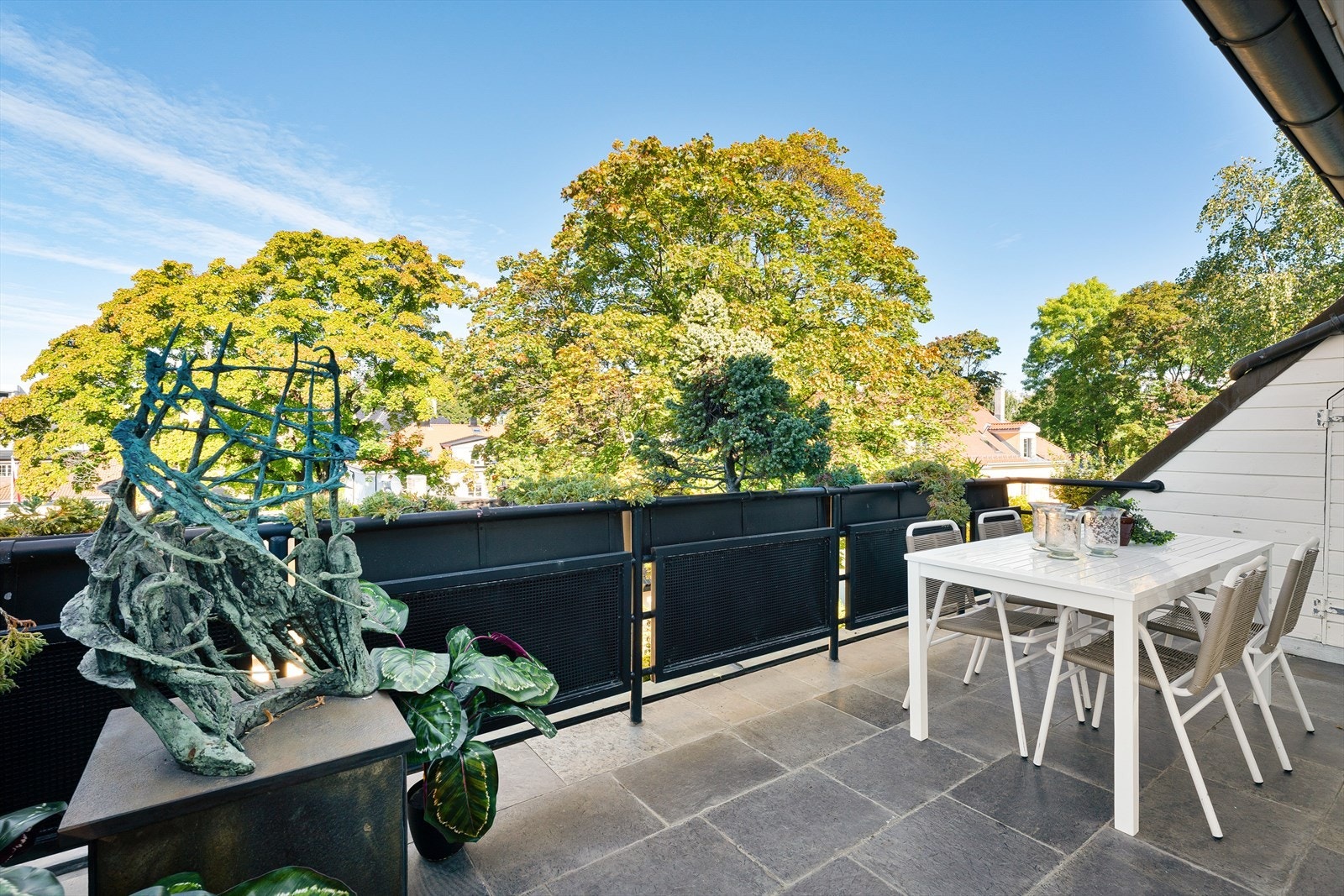 Det er god plass til flere sittegrupper. Praktisk utebod. Det er varme i gulvet på terrassene. Galleribilde