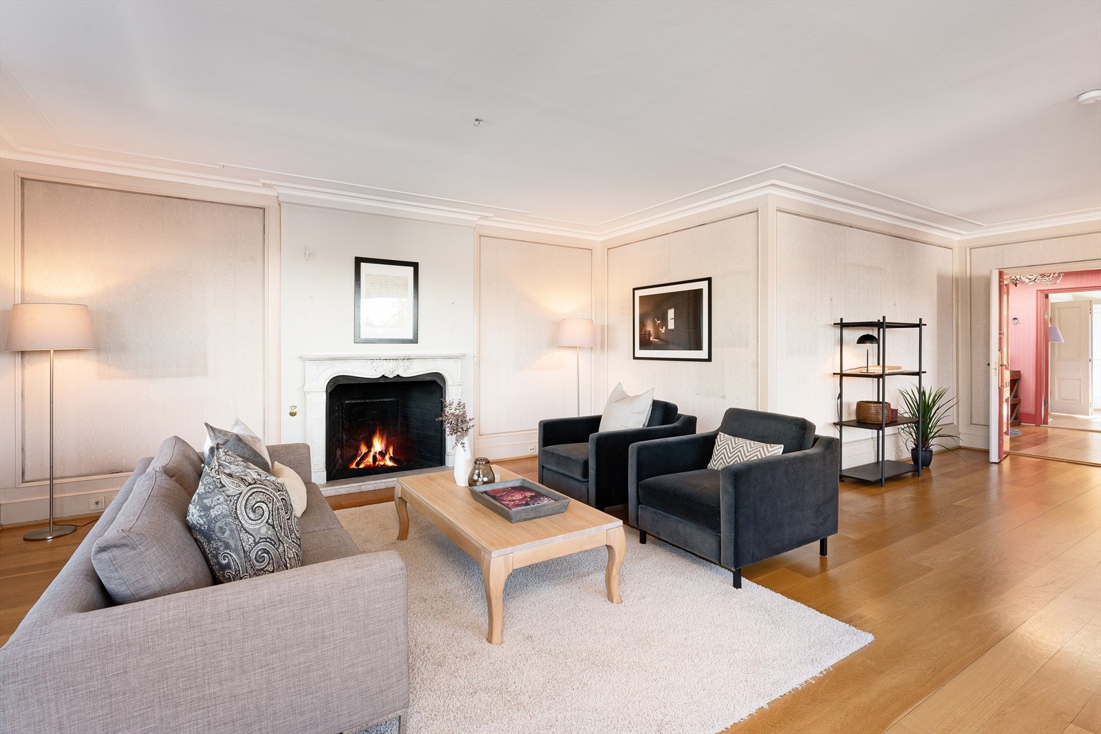 Boligen går over hele byggets toppetasje og har god, innholdsrik planløsning. Galleribilde