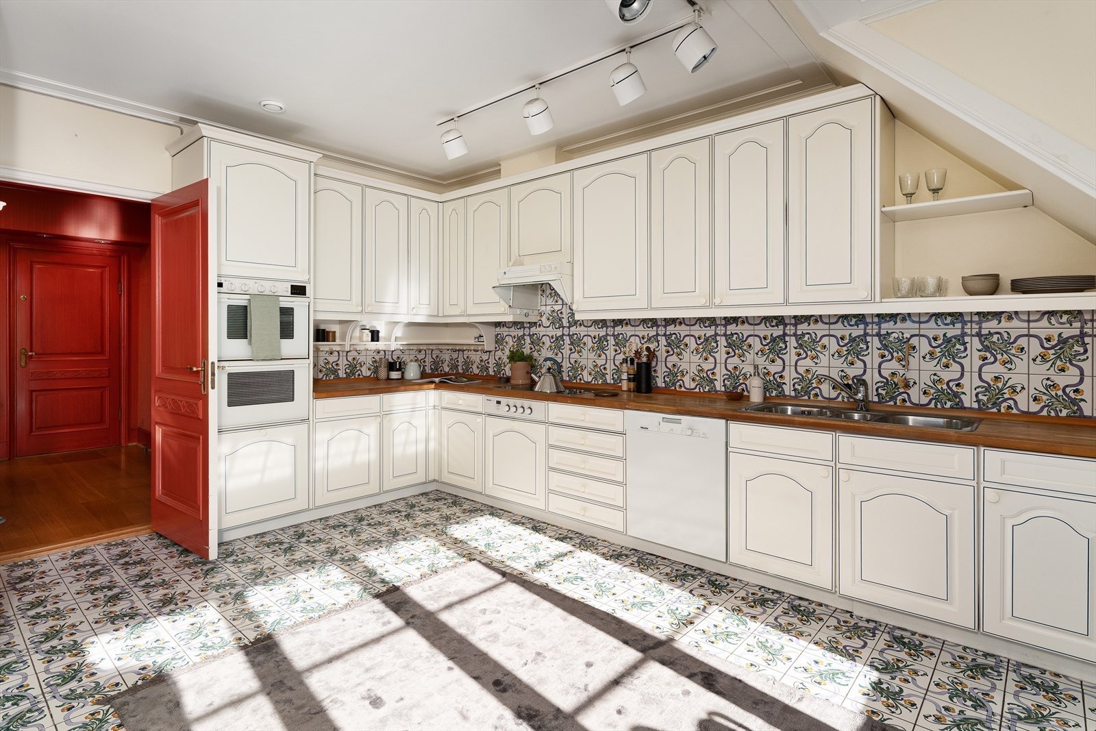 Stort spisekjøkken med innholdsrik innredning. Galleribilde