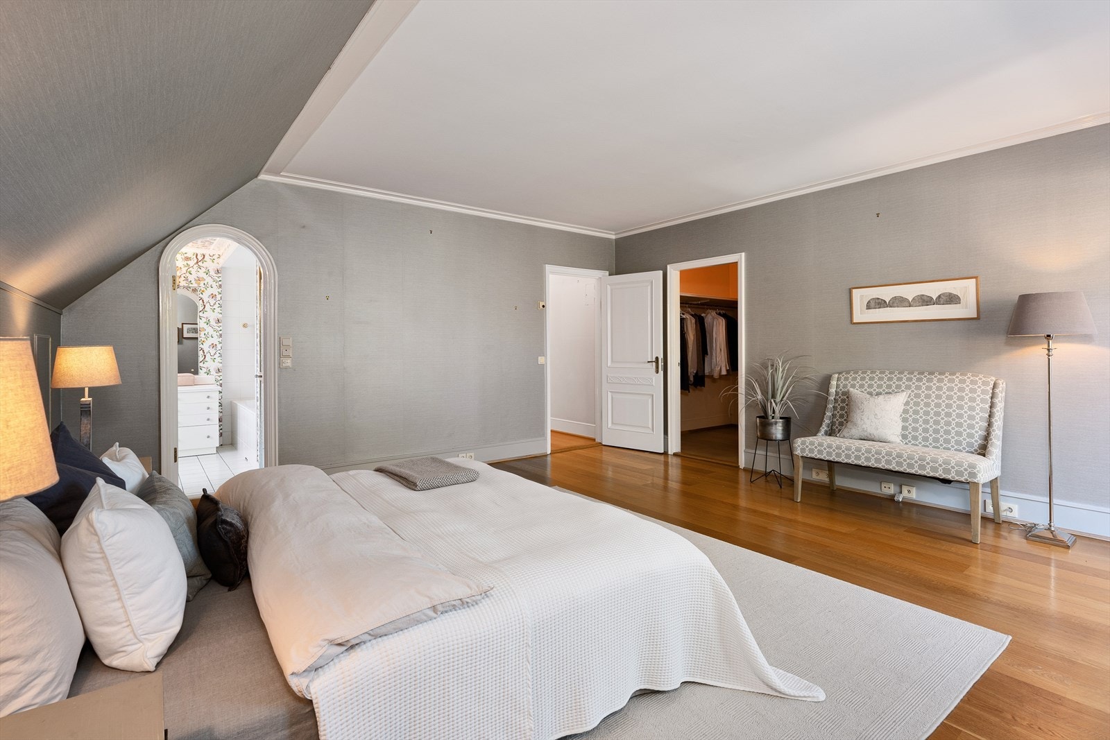 Hovedsoverommet er innredet som en mastersuite med direkte adkomst til terrasse, garderoberom og bad Galleribilde