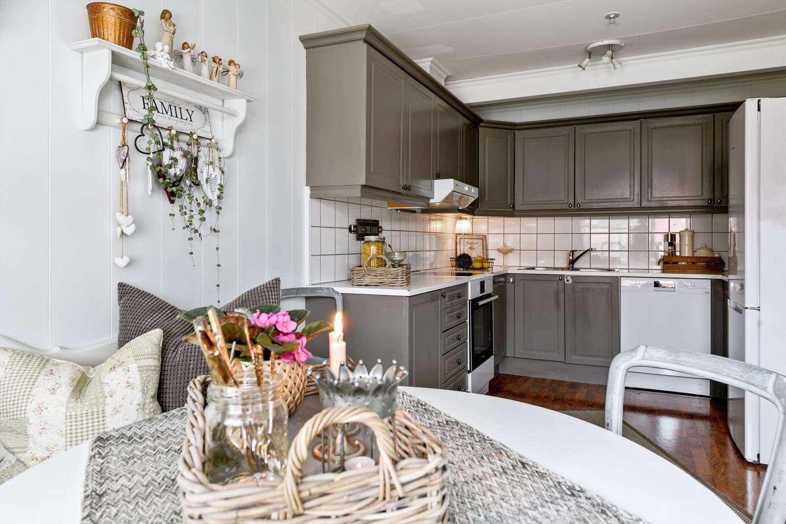 Innredningen har profilerte fronter som er malt i mørkegrått. Galleribilde