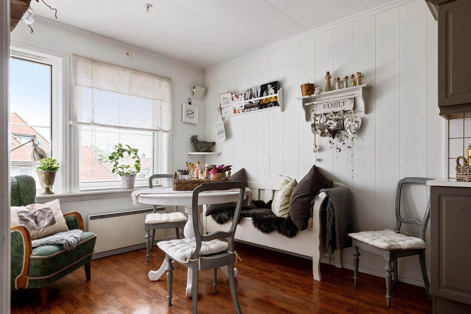 Kjøkkenet har en hjemmekoselig atmosfære og fin plass til spisebord ved vinduene. Galleribilde