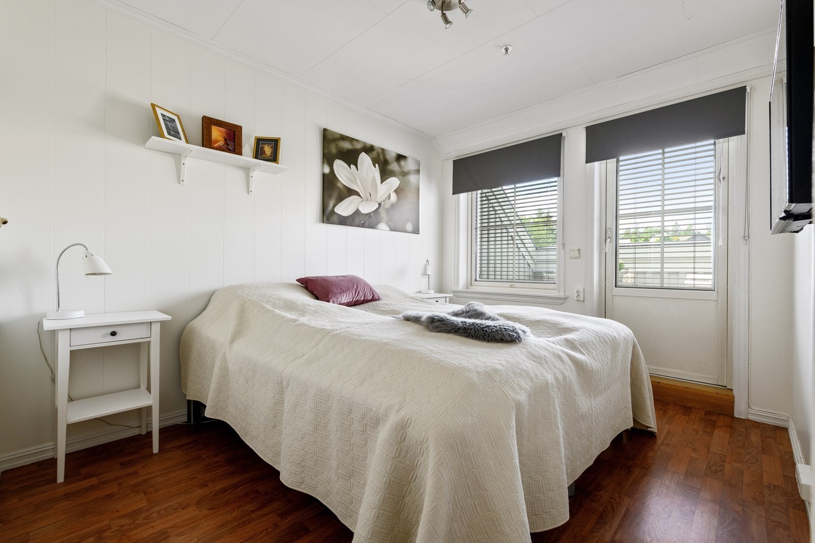 Hovedsoverommet har utgang til en lun balkong og er direkte tilknyttet bod. Solskjerming fra 2019 medfølger. Galleribilde