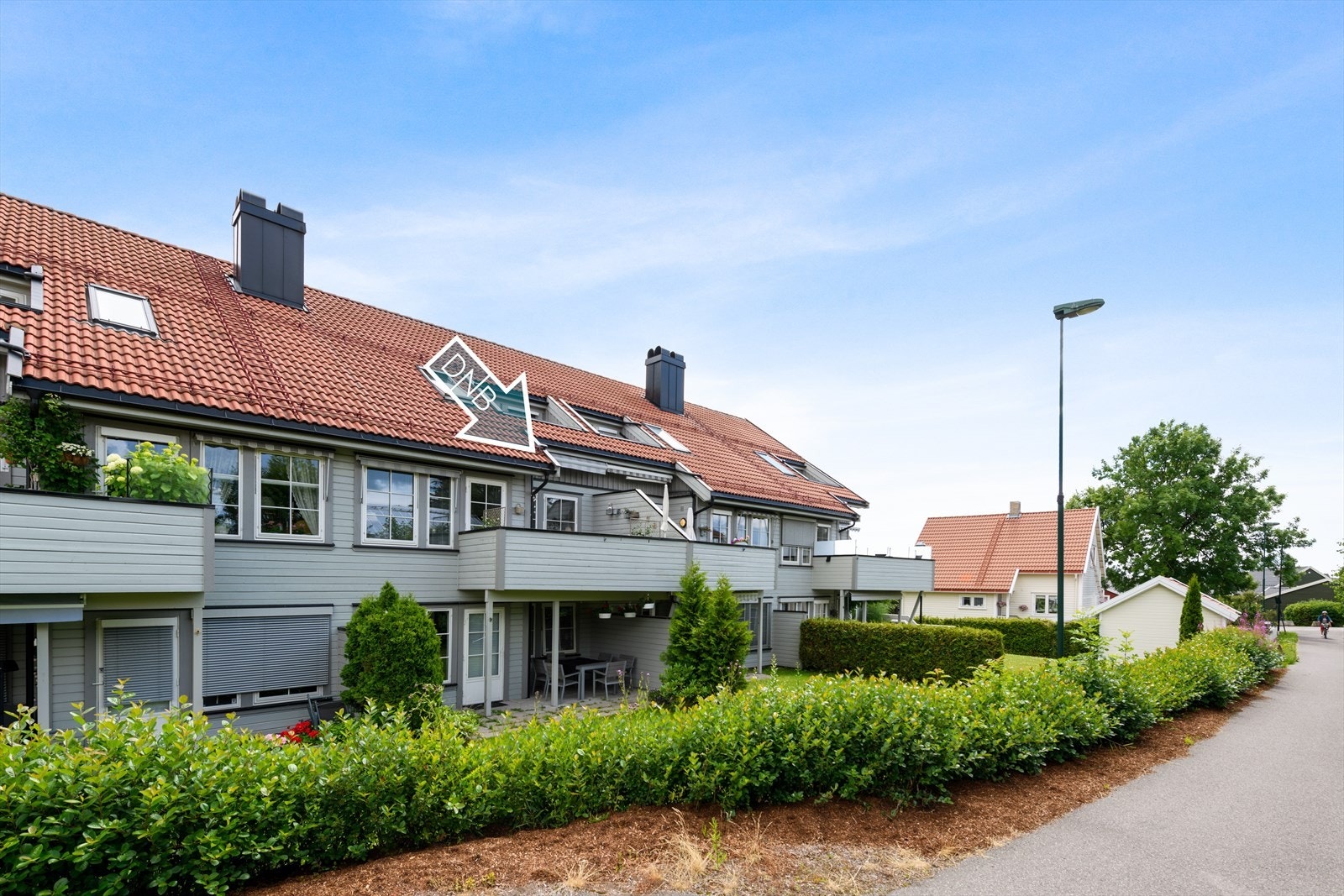 Boligen ligger stille og rolig til i en stikkvei. Borettslaget har en godt opparbeidet fellestomt, og selv kan leiligheten by på tre fine uteplasser. Galleribilde