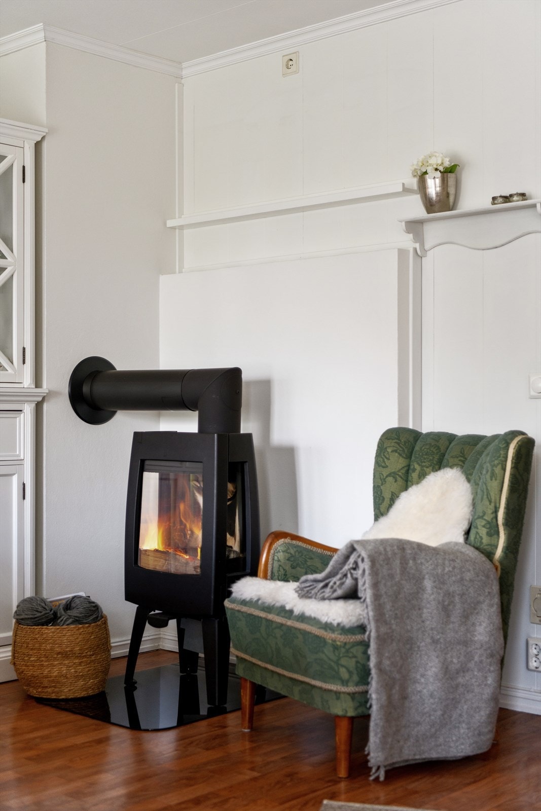 Leiligheten er elektrisk oppvarmet med gulvvarme i badet nede og på vaskerom. Øvrige rom har panelovner. Det elektriske er supplert med vedfyring i stuen. Galleribilde