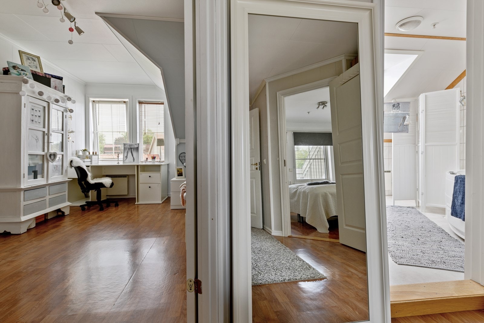 Leiligheten har tre behagelige soverom med god plass til møblement. Alle tre ligger samlet i tredje etasje Galleribilde