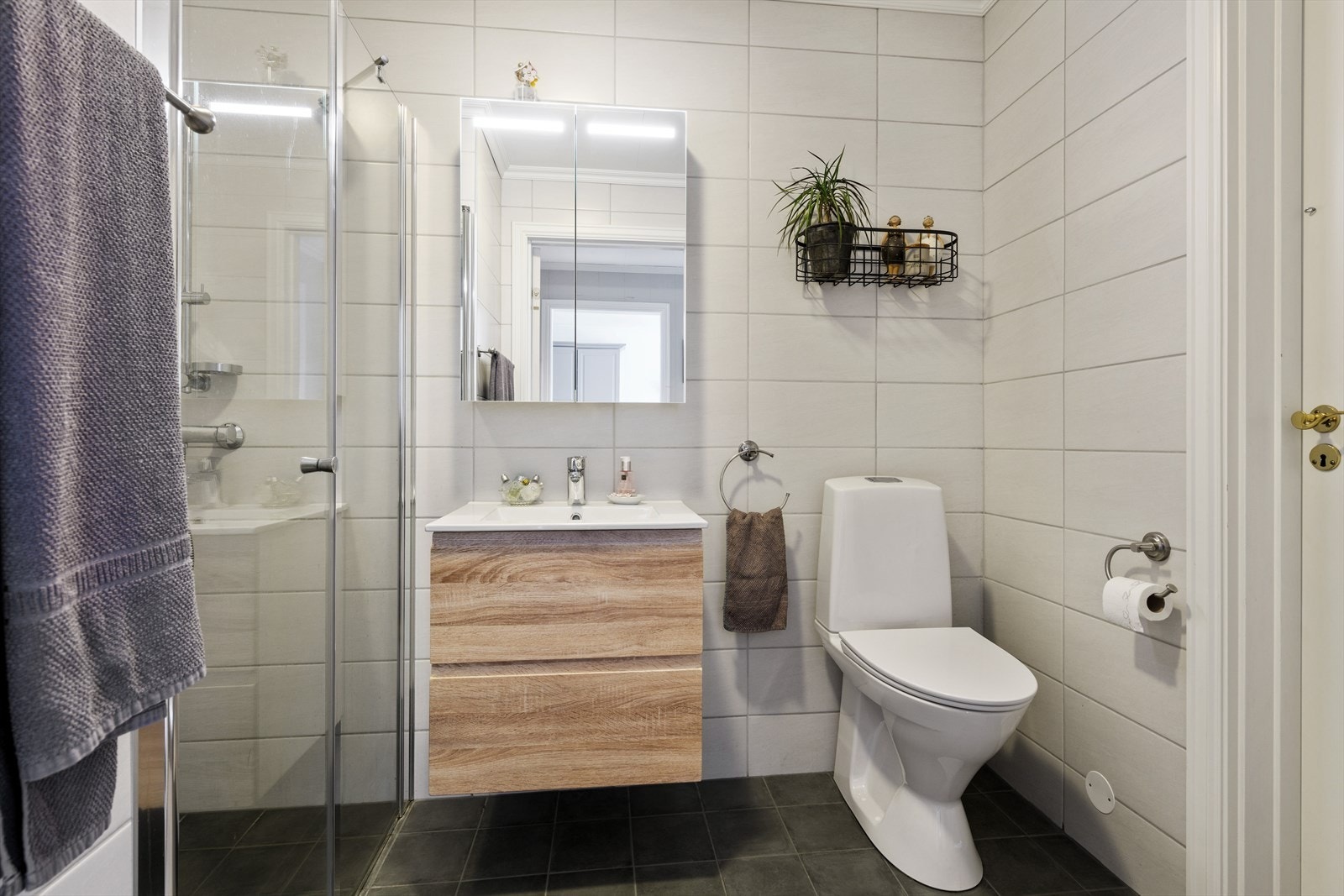 Badet i andre etasje ble delikat renovert i 2018 og er direkte tilknyttet vaskerommet. Galleribilde